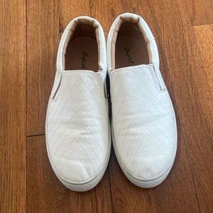 Qupid Fashion Sneaker in white, size 7